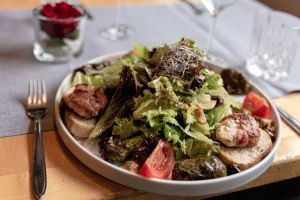 Knackiger Salat mit saftigen Fleischstückchen