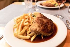 Knuspriges hausgemachtes Cordon Bleu mit knackigen Pommes