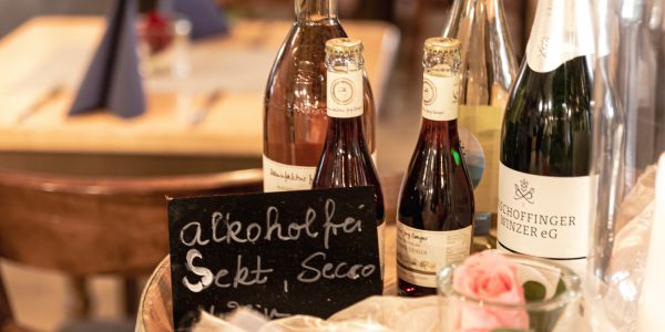 Eine Auswahl an alkoholfreien Sekt und Seccos