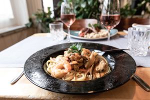 Tagliatelle serviert mit saftigen Garnelen und Pilzen