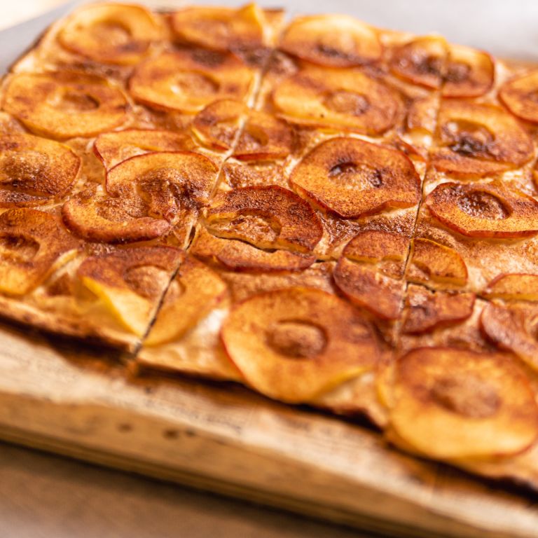 Flammkuchen mit Apfel und Zimt