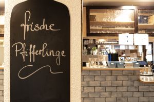 Tafel mit der Aufschrift "Frische Pfifferlinge"