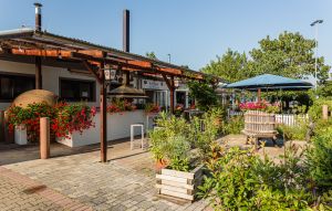 Eingang zu Kläsles Restaurant mit vielen Blumen.