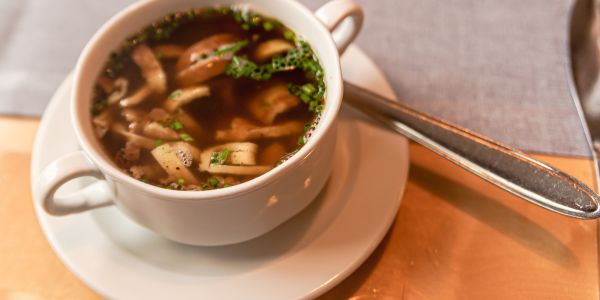 Traditionelle Flädlesuppe in der Schale