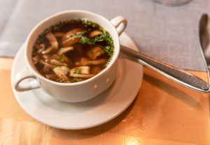 Traditionelle Flädlesuppe in der Schale