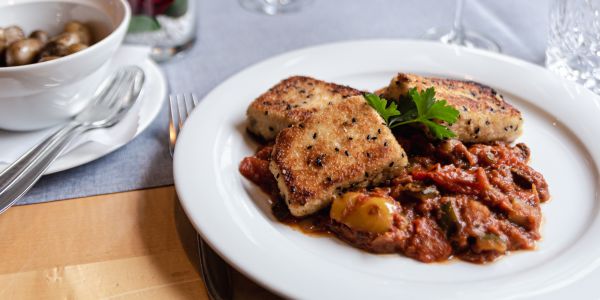 panierte Schnitzel auf Ratatouille