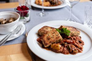 panierte Schnitzel auf Ratatouille